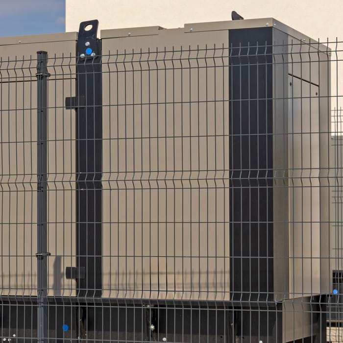 Protihlukový kryt elektrocentrály s větracími mřížkami