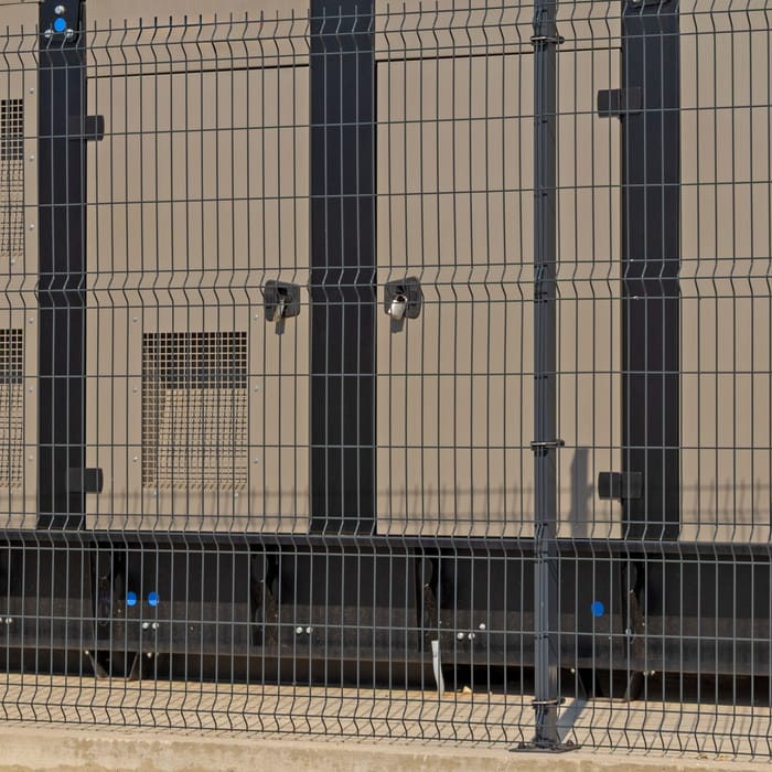 Kryt elektrocentrály s větracími mřížkami zblízka