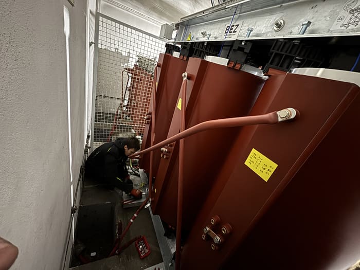 Technik připojuje vývody nového transformátoru