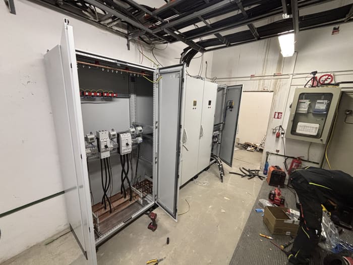 Nová rozvaděčová pole s otevřenými dveřmi při instalaci