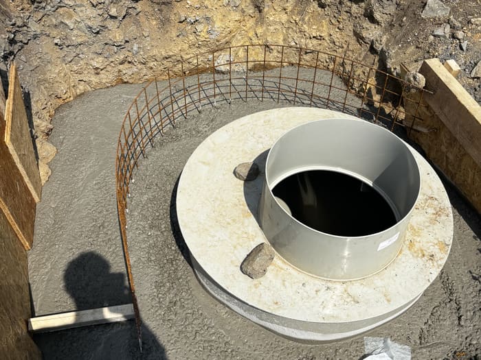 Šachta osazená na betonovém základu s armaturou v otevřené jámě